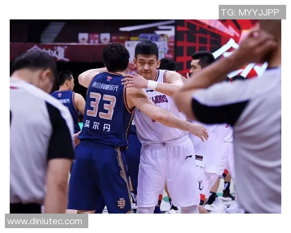 南京同曦迎战吉林队期待精彩对决球迷热情高涨助威现场气氛火爆 南京同曦迎战吉林队期待精彩对决球迷热情高涨助威现场气氛火爆